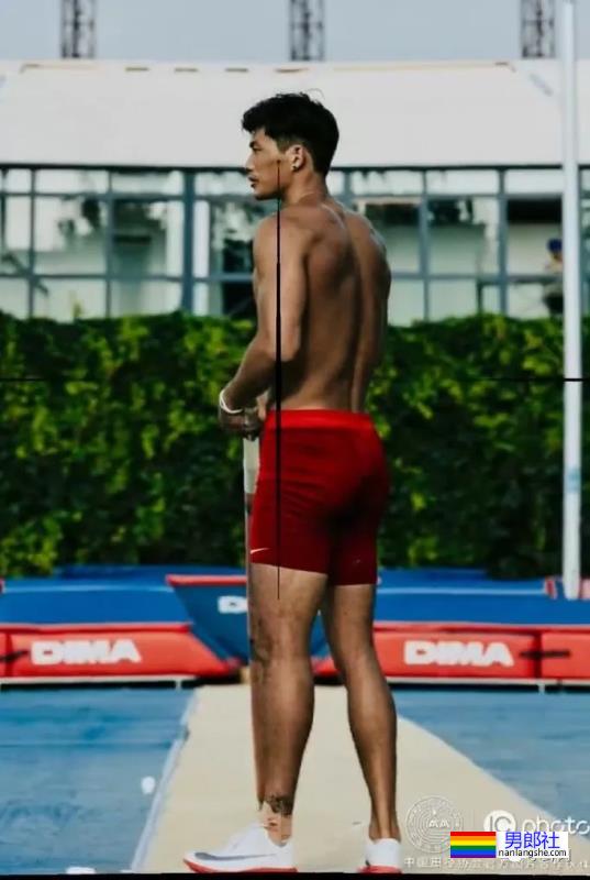 192cm撑杆跳运动员实力强大！穿紧身衣的腰臀比太可了！ - 51虹马