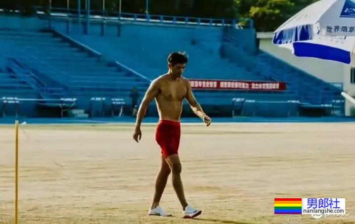 192cm撑杆跳运动员实力强大！穿紧身衣的腰臀比太可了！ - 51虹马