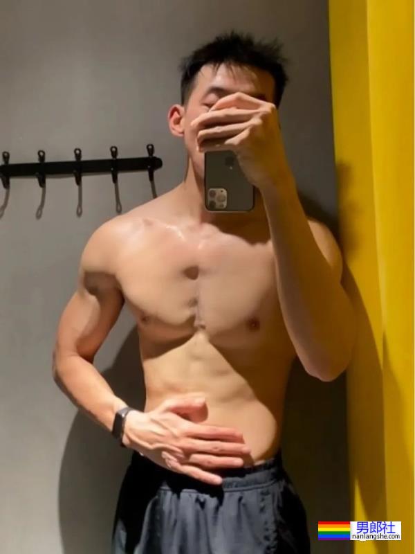 成都空少戴的什么东西？这也太色气！ - 51虹马