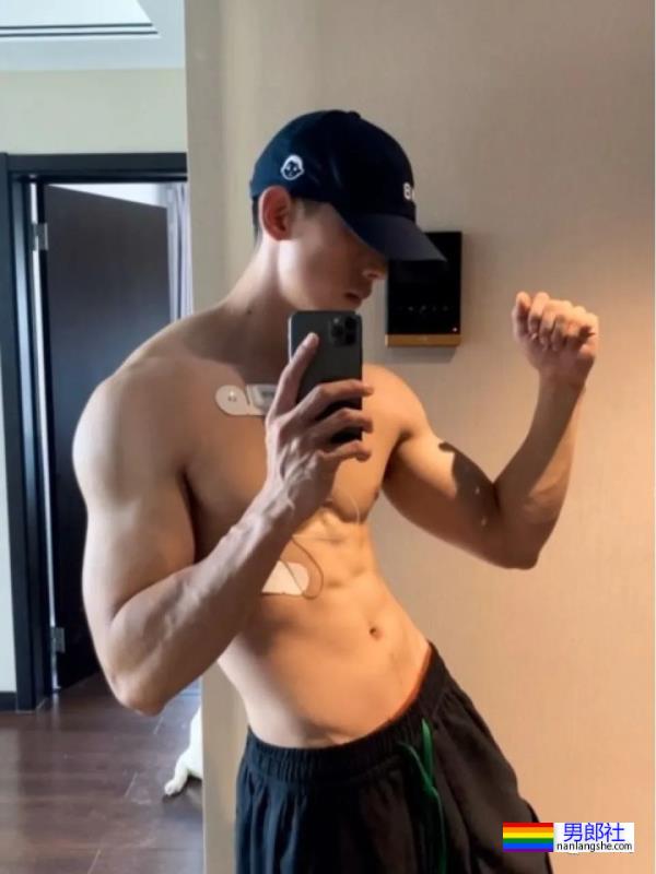 成都空少戴的什么东西？这也太色气！ - 51虹马