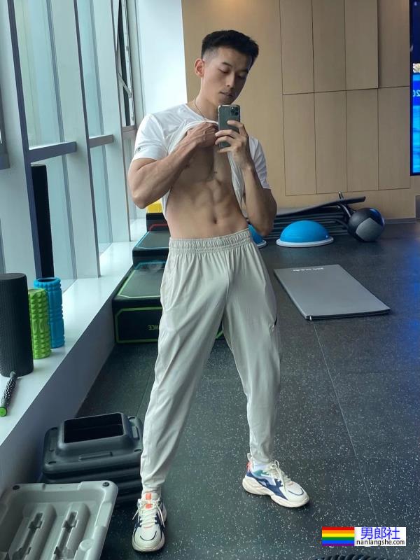 成都空少戴的什么东西？这也太色气！ - 51虹马