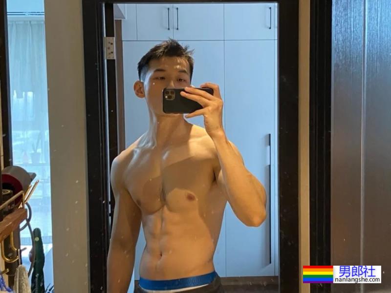 成都空少戴的什么东西？这也太色气！ - 51虹马