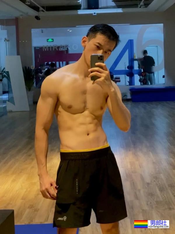 成都空少戴的什么东西？这也太色气！ - 51虹马