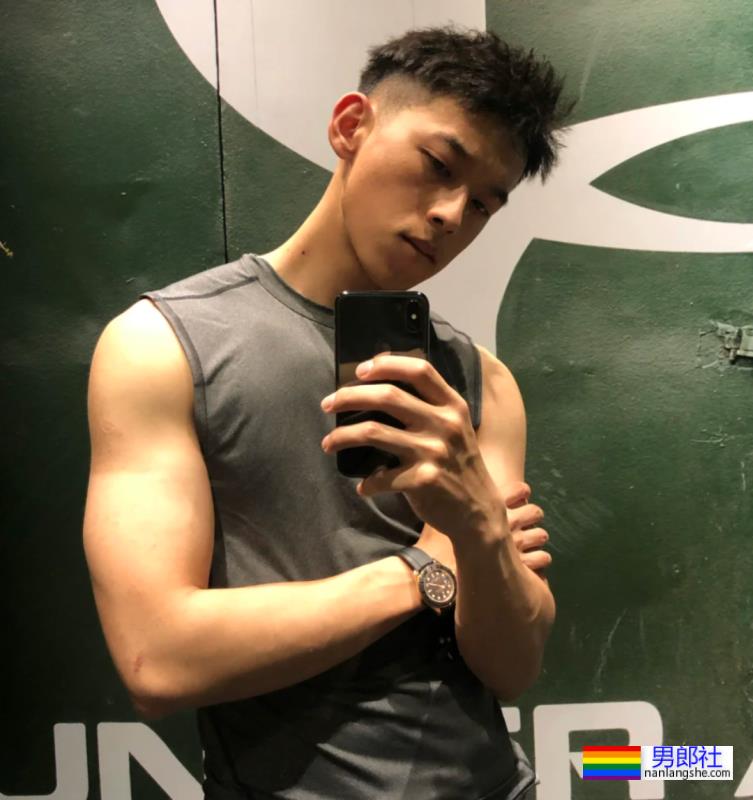 成都空少戴的什么东西？这也太色气！ - 51虹马