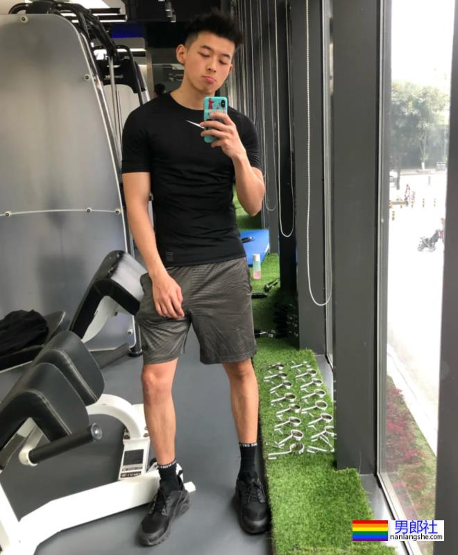 成都空少戴的什么东西？这也太色气！ - 51虹马