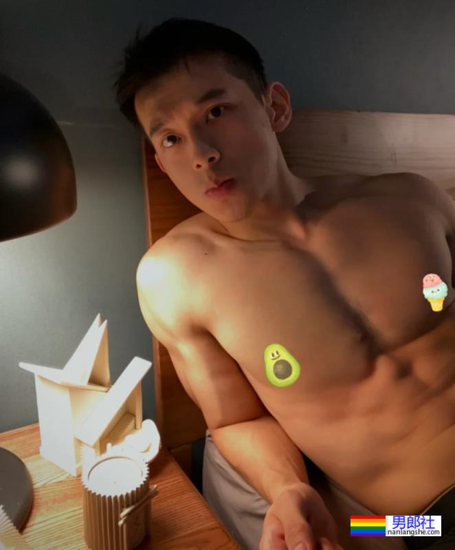 成都空少戴的什么东西？这也太色气！ - 51虹马