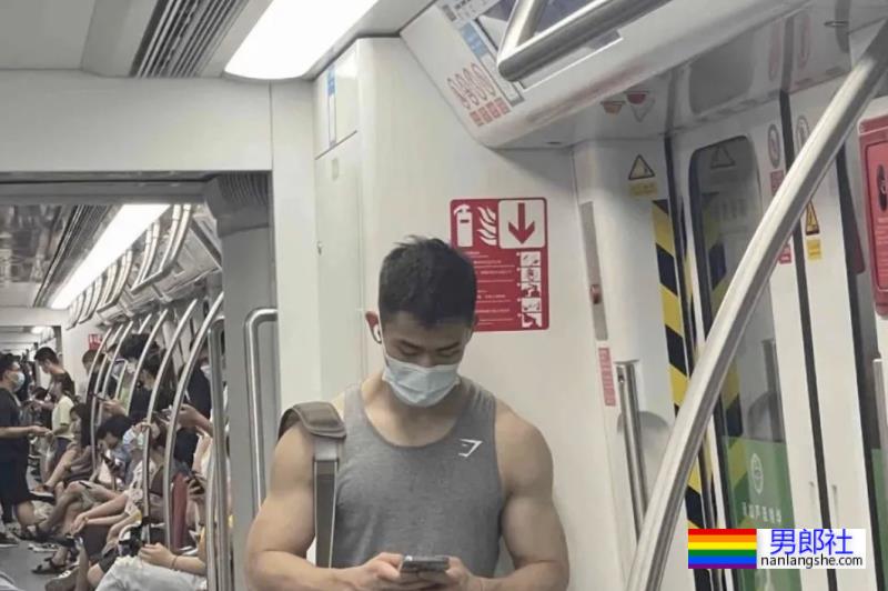 飞机上长腿空少，这身材太强大啦-51虹马