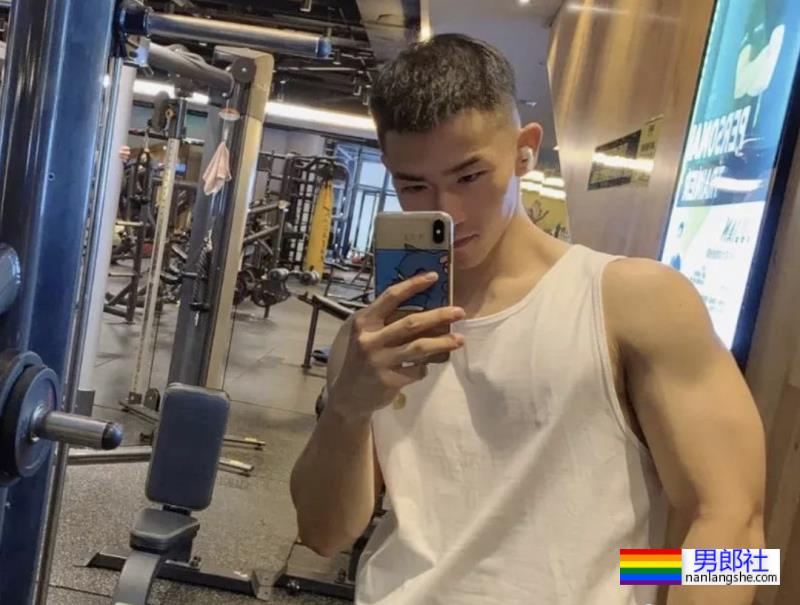 飞机上长腿空少，这身材太强大啦 - 51虹马