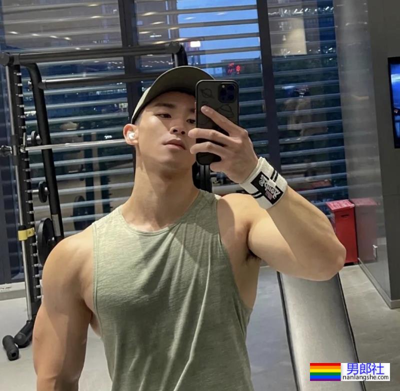 飞机上长腿空少，这身材太强大啦 - 51虹马