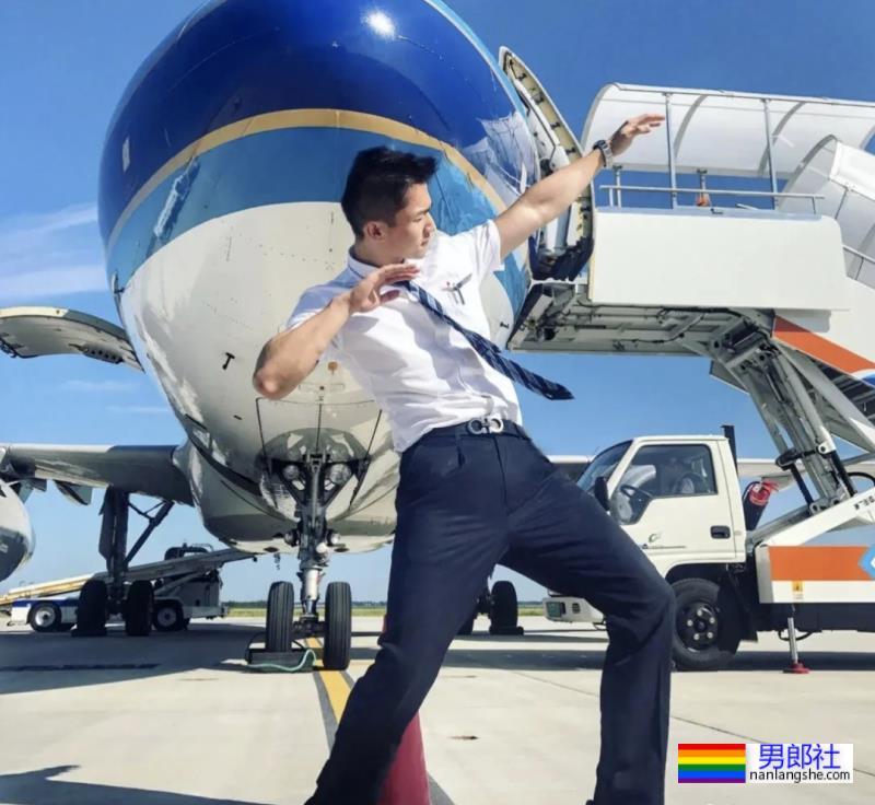 飞机上长腿空少，这身材太强大啦 - 51虹马