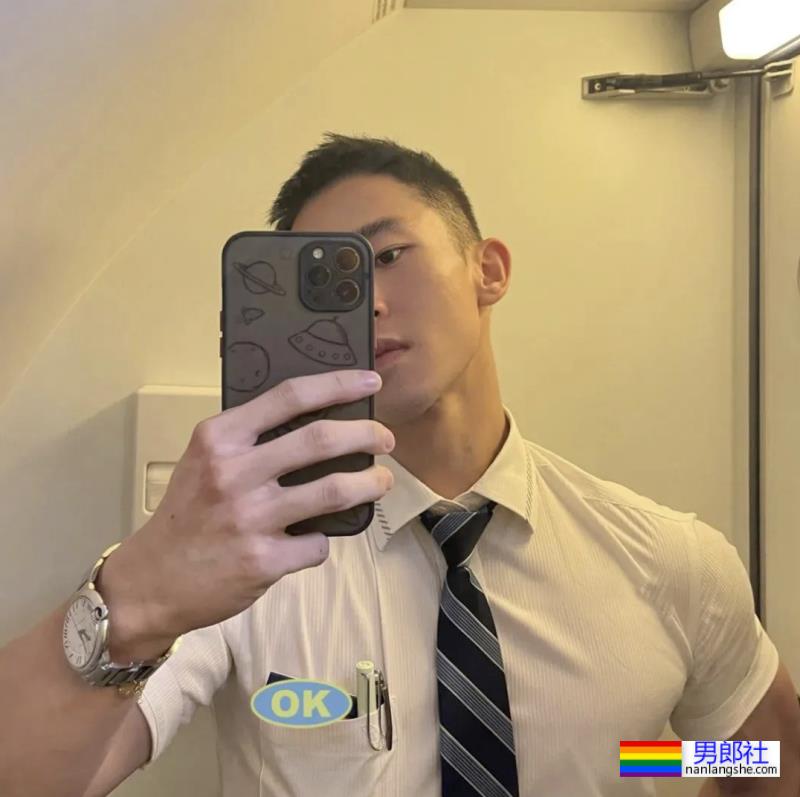 飞机上长腿空少，这身材太强大啦 - 51虹马