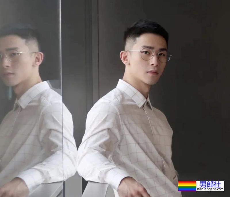 飞机上长腿空少，这身材太强大啦 - 51虹马