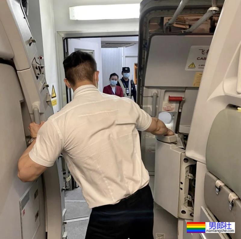 飞机上长腿空少，这身材太强大啦 - 51虹马