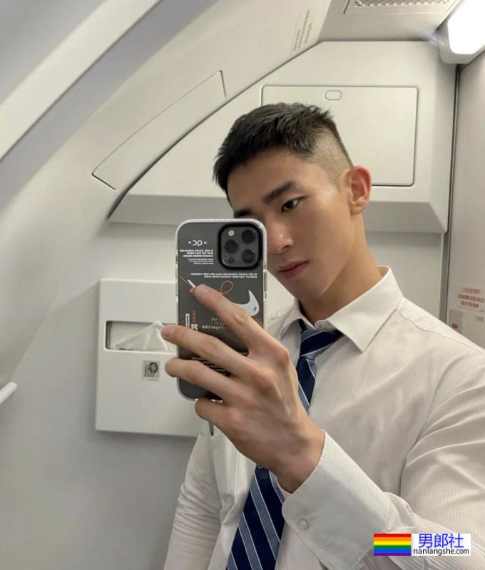 飞机上长腿空少，这身材太强大啦 - 51虹马