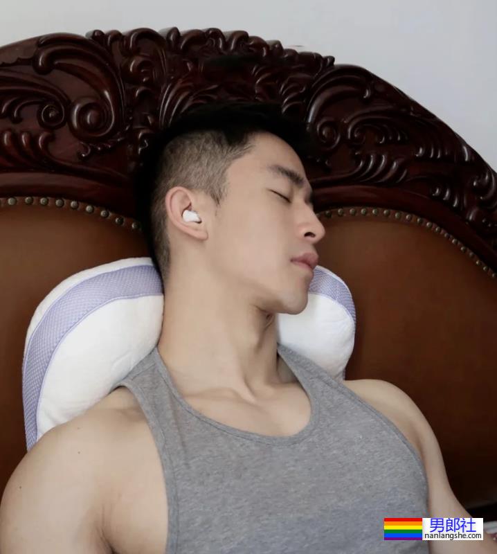 飞机上长腿空少，这身材太强大啦 - 51虹马