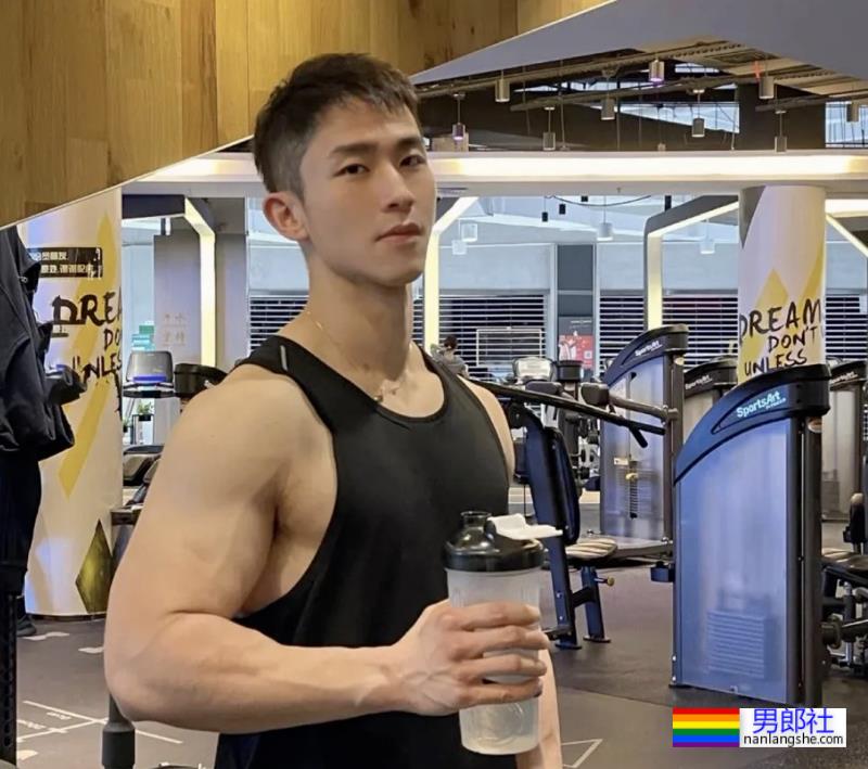 飞机上长腿空少，这身材太强大啦 - 51虹马