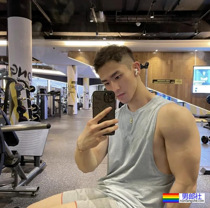 飞机上长腿空少，这身材太强大啦 - 51虹马