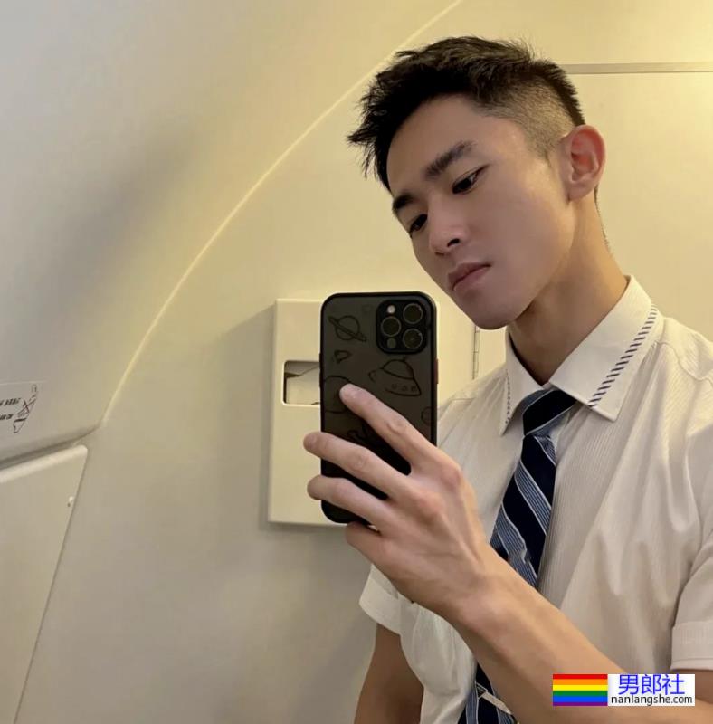 飞机上长腿空少，这身材太强大啦 - 51虹马