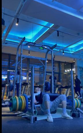 篮球小哥哥穿灰裤子健身，太帅了-51虹马