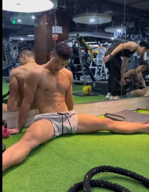 健身房的大长腿小哥，腿叉得真开啊-51虹马