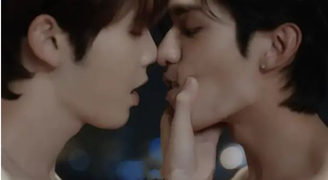 <strong>《床伴》</strong>一个是海王，一个是对海王厌恶至极，他们是同事也是室友-51虹马