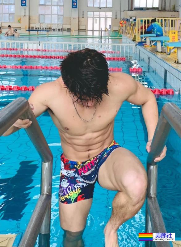 泳池穿紧身泳裤的肌肉壮男，这实力藏不住了-51虹马