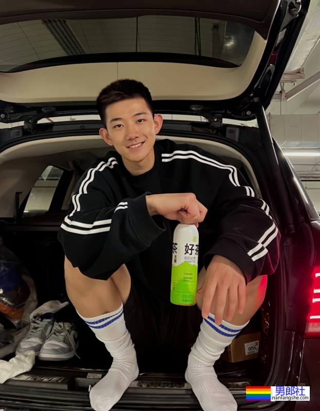 更衣室抓拍黑皮的体育生长得太帅，穿的太少了-51虹马