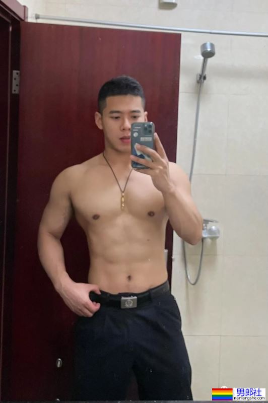 贵州的肌肉警察小哥哥，鼻子也太大了-51虹马