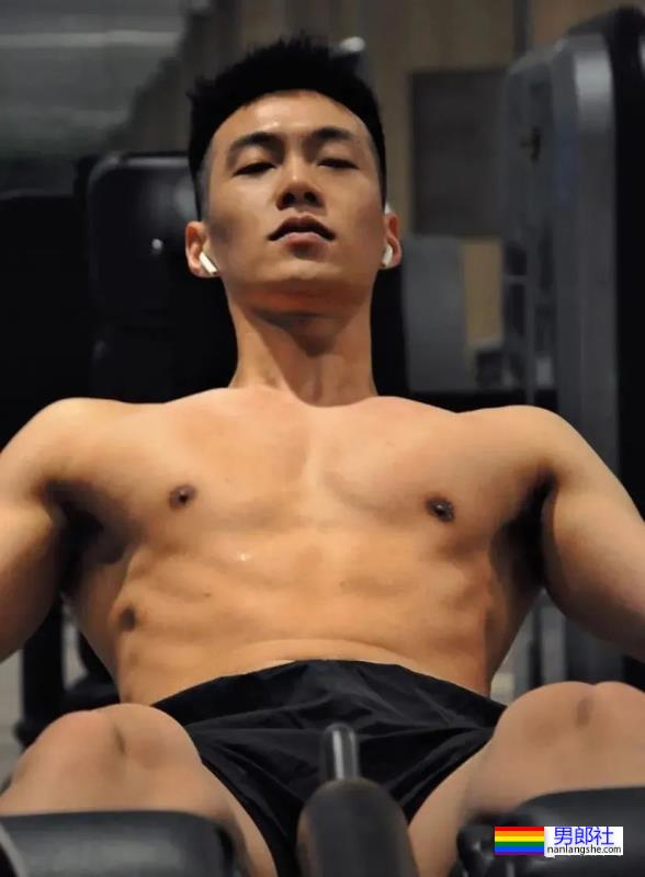 更衣室抓拍黑皮的体育生长得太帅,穿的太少了-51虹马