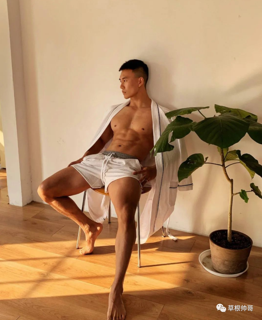 穿超短裤的寸头黑皮运动男，大长腿风采太可了 - 51虹马