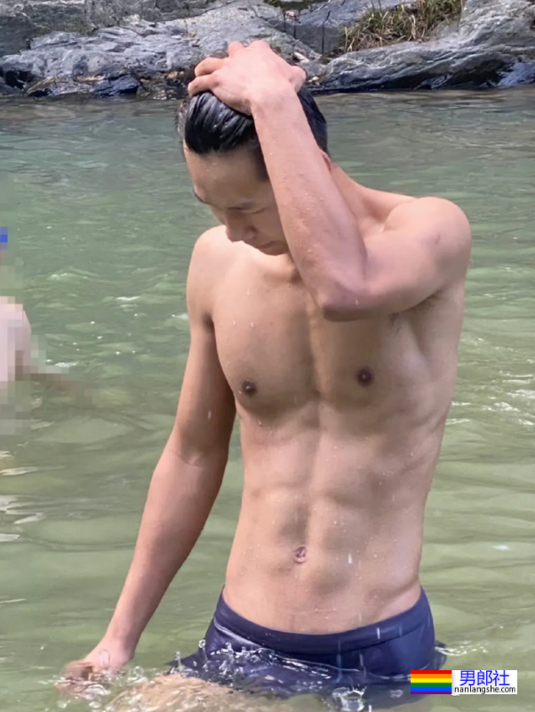 抓拍夏日户外野泳的钻石肌肉男生,真是大饱眼福!-51虹马