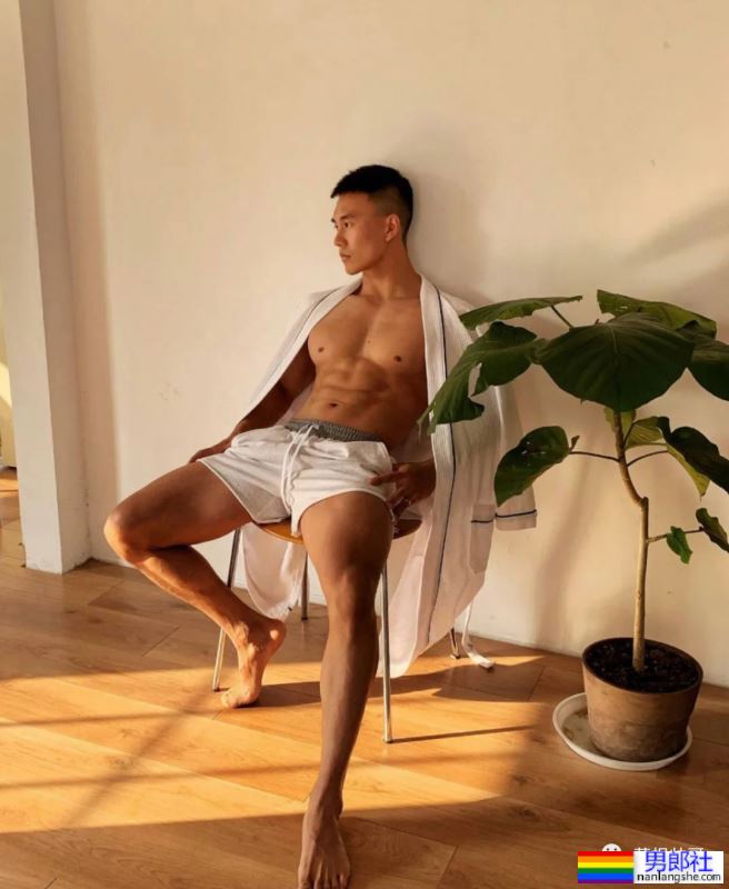 穿超短裤的寸头黑皮运动男，大长腿风采太可了-51虹马