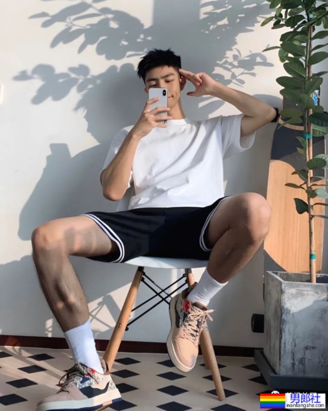 成都短发小哥对镜自拍，这枚体育生长得太耐看了-51虹马