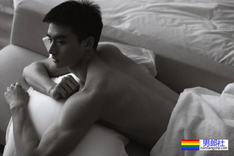 最近超火的抖音男神王京杨，床上腹肌照绝了 - 51虹马