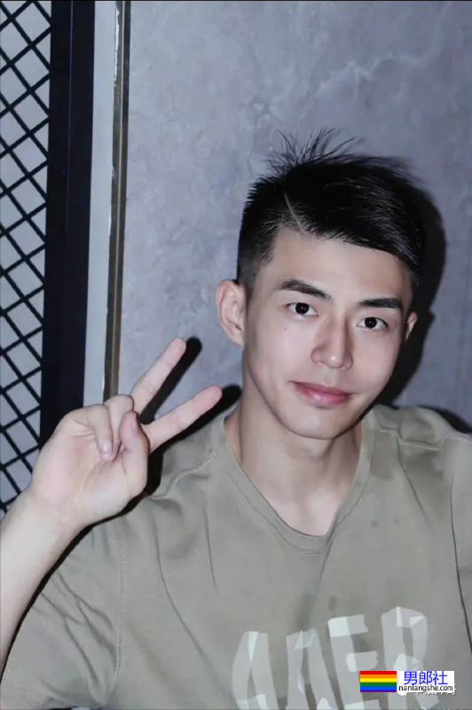 重庆最帅协警黄诗禹的小腹肌，你看过吗？ - 51虹马