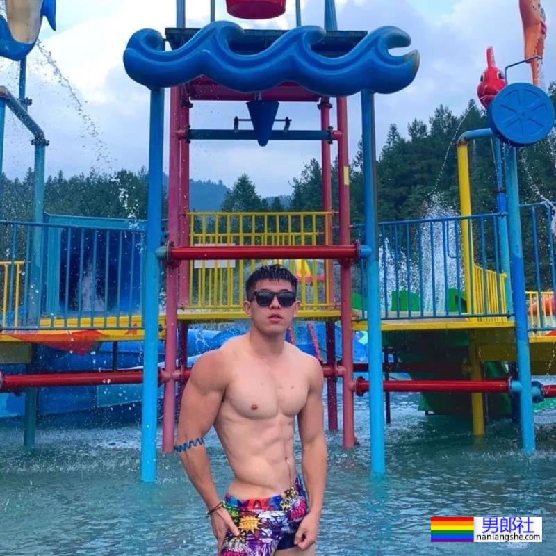 泳池穿紧身泳裤的肌肉壮男，这实力藏不住了 - 51虹马