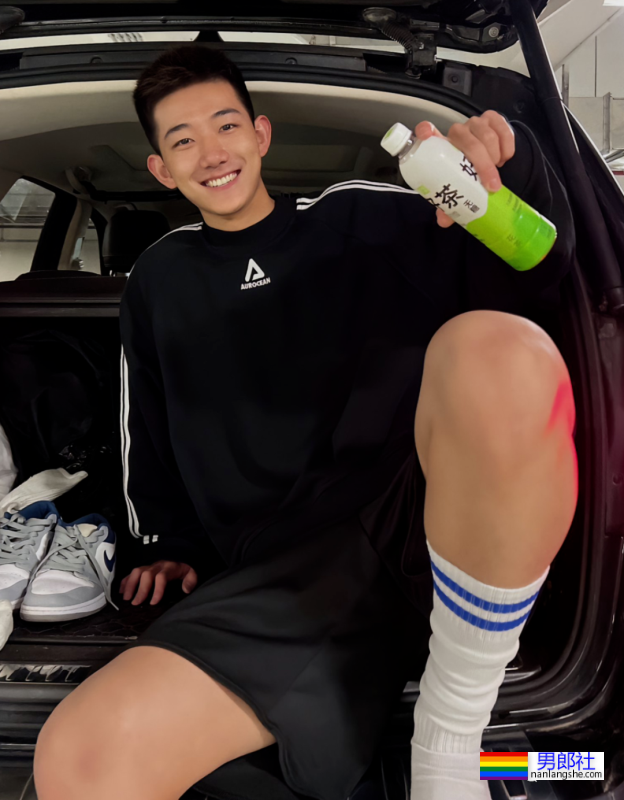 更衣室抓拍黑皮的体育生长得太帅，穿的太少了 - 51虹马