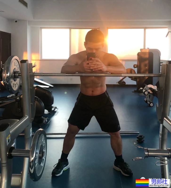 贵州的肌肉警察小哥哥，鼻子也太大了 - 51虹马