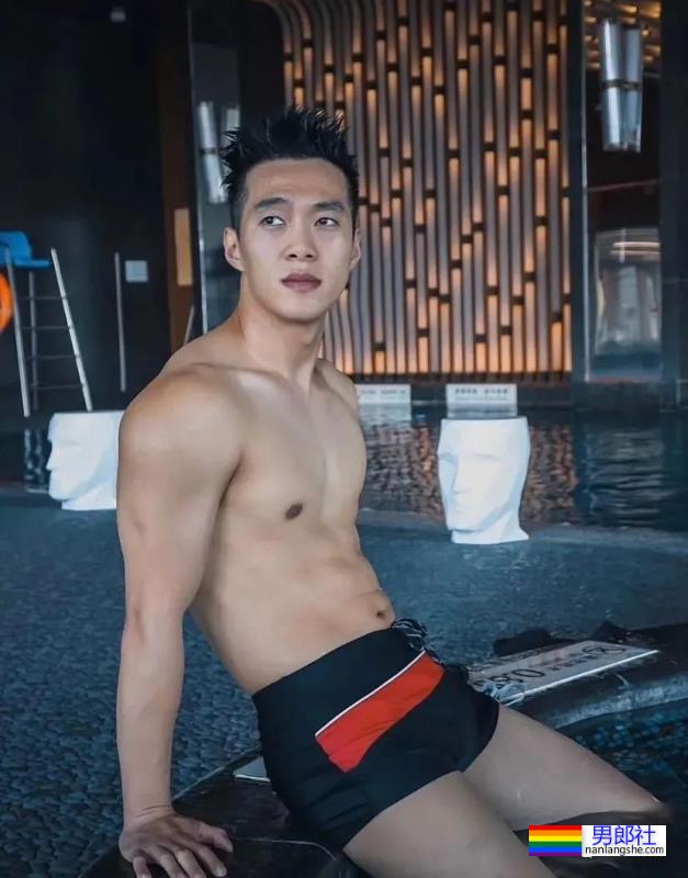 更衣室抓拍黑皮的体育生长得太帅，穿的太少了 - 51虹马