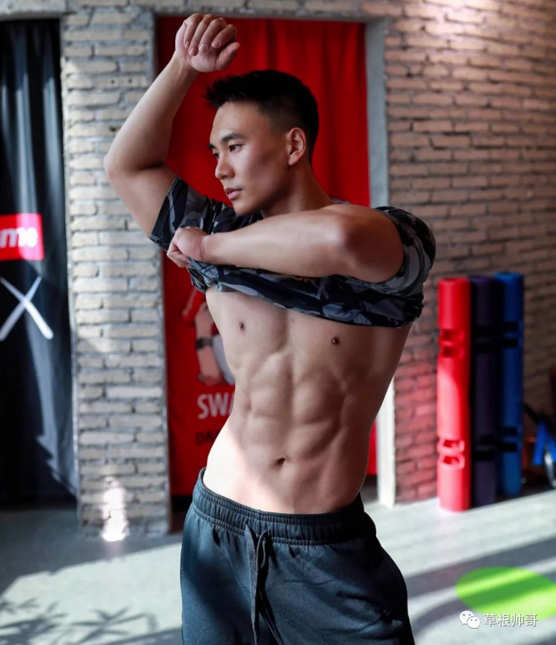 穿超短裤的寸头黑皮运动男，大长腿风采太可了 - 51虹马