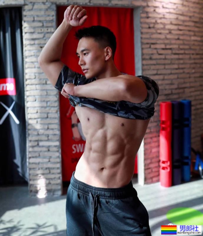 穿超短裤的寸头黑皮运动男，大长腿风采太可了 - 51虹马