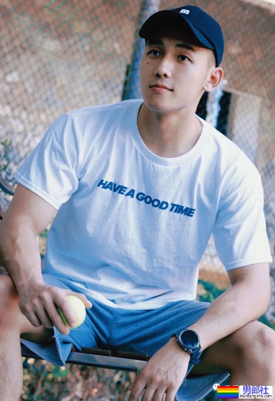 穿灰裤子的网球帅哥，也太让人喜欢了吧！ - 51虹马