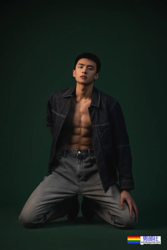 最近超火的抖音男神王京杨，床上腹肌照绝了 - 51虹马