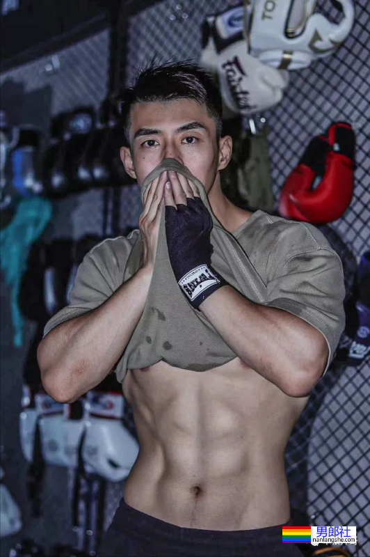 重庆最帅协警黄诗禹的小腹肌，你看过吗？ - 51虹马