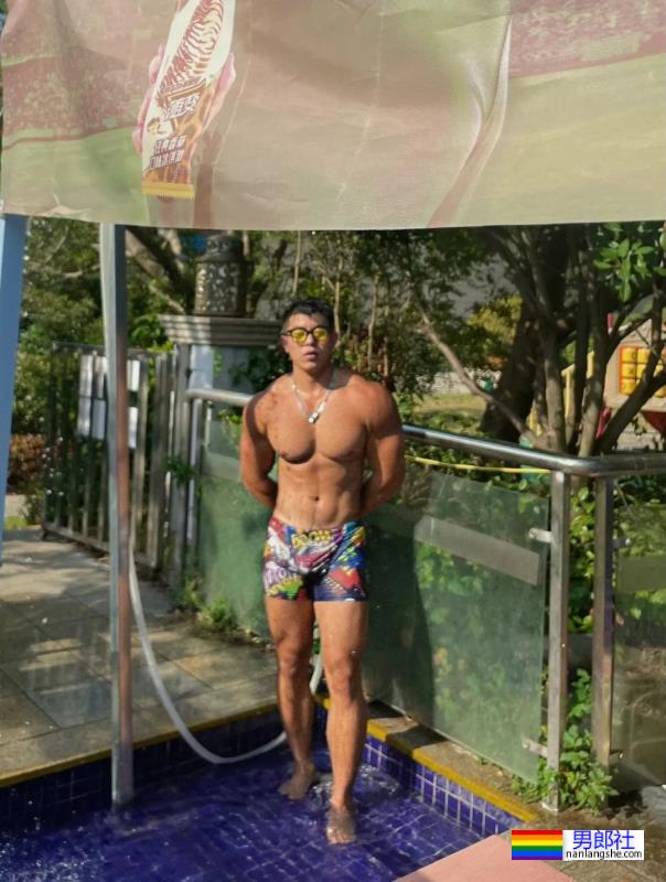 泳池穿紧身泳裤的肌肉壮男，这实力藏不住了 - 51虹马