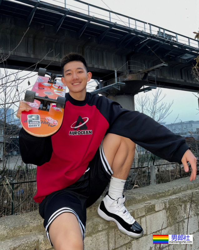 更衣室抓拍黑皮的体育生长得太帅，穿的太少了 - 51虹马