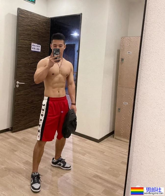 贵州的肌肉警察小哥哥，鼻子也太大了 - 51虹马