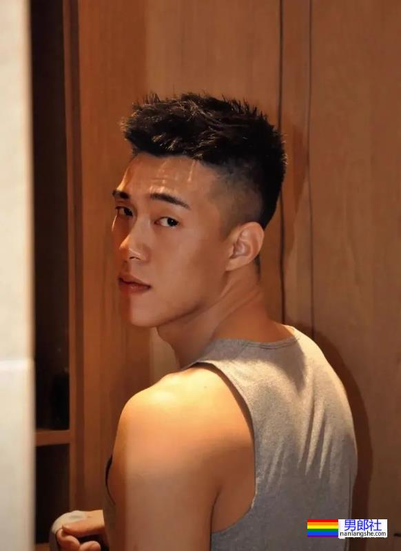 更衣室抓拍黑皮的体育生长得太帅，穿的太少了 - 51虹马