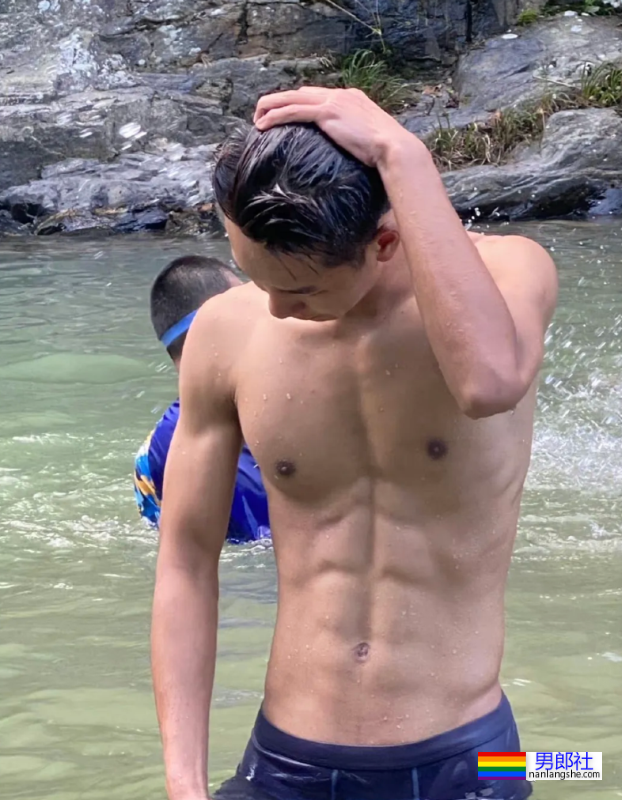 抓拍夏日户外野泳的钻石肌肉男生,真是大饱眼福! - 51虹马 抓拍夏日户外野泳的钻石肌肉男生,真是大饱眼福! - 51虹马