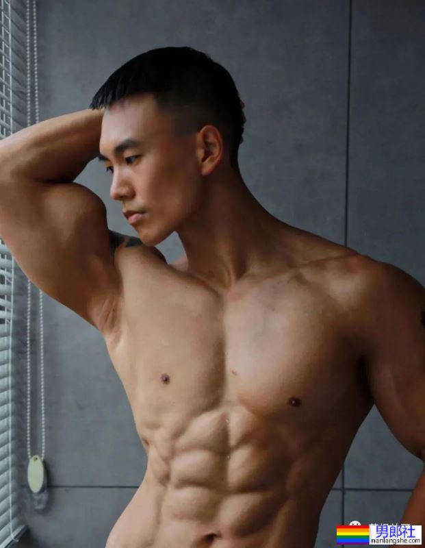 穿超短裤的寸头黑皮运动男，大长腿风采太可了 - 51虹马